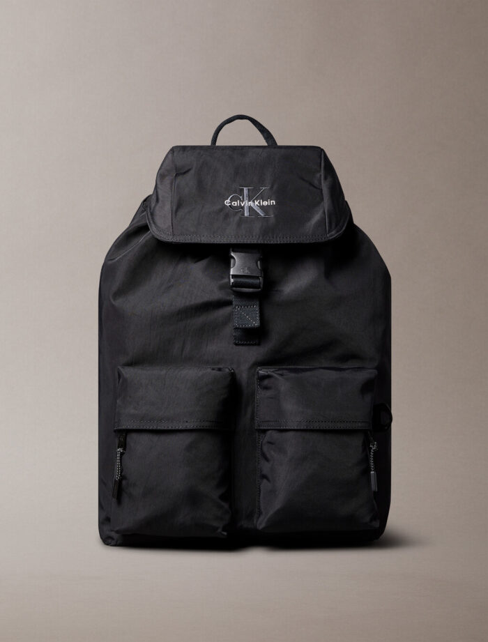 Calvin Klein 尼龍 Monogram 標誌翻蓋背囊